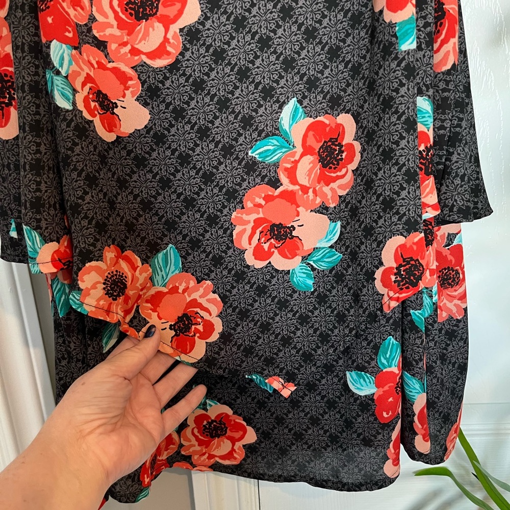 Like New Torrid vibrant v-neck layered cami - Picture 4 of 9
